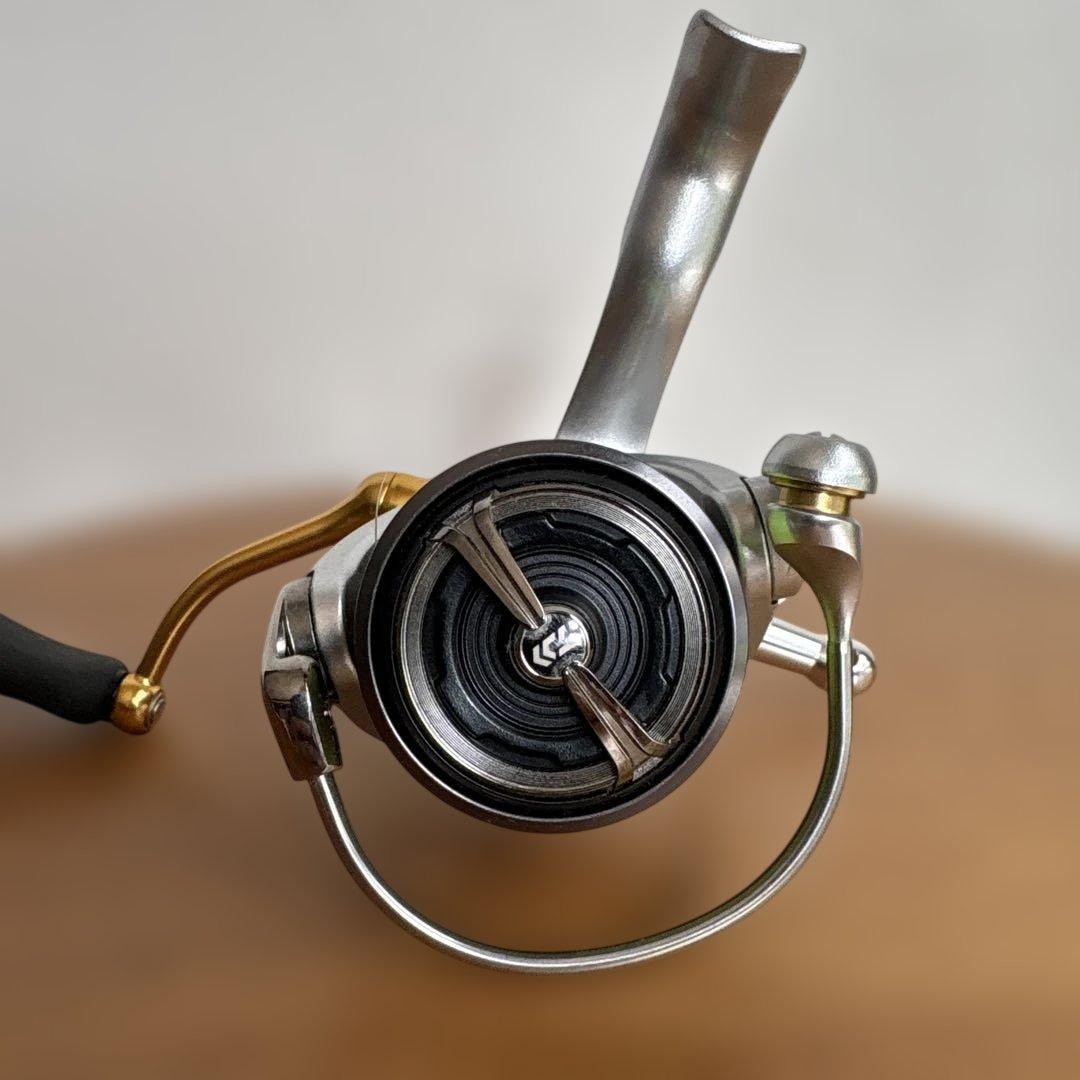 Daiwa 21 Freams FC LT2000S-XH Spinning Reel Silver Gold Handle