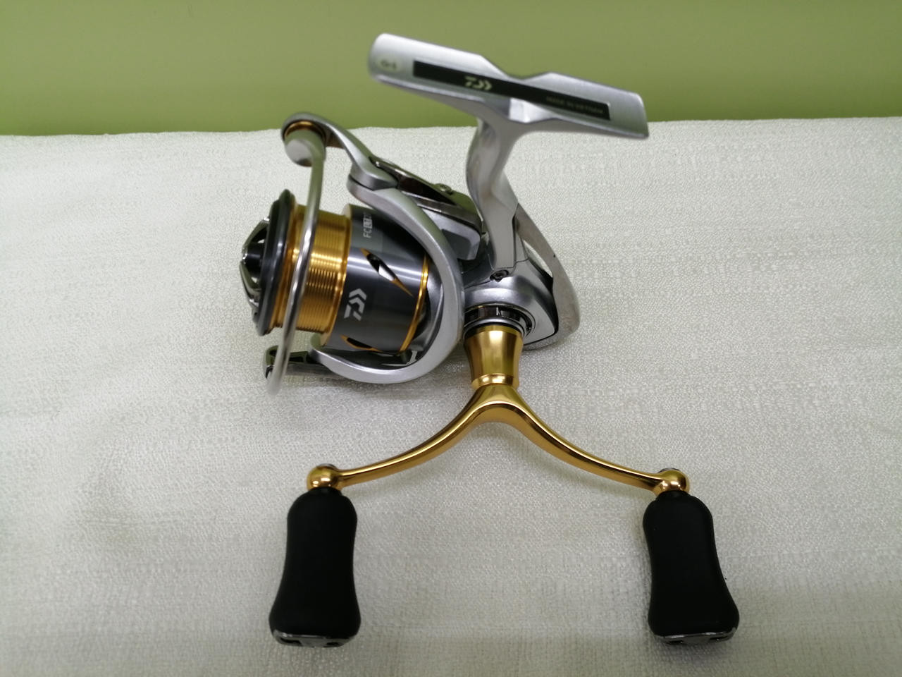 DAIWA 21 FREAMS FCLT2000S spinning reel Silver&Gold Color Tested