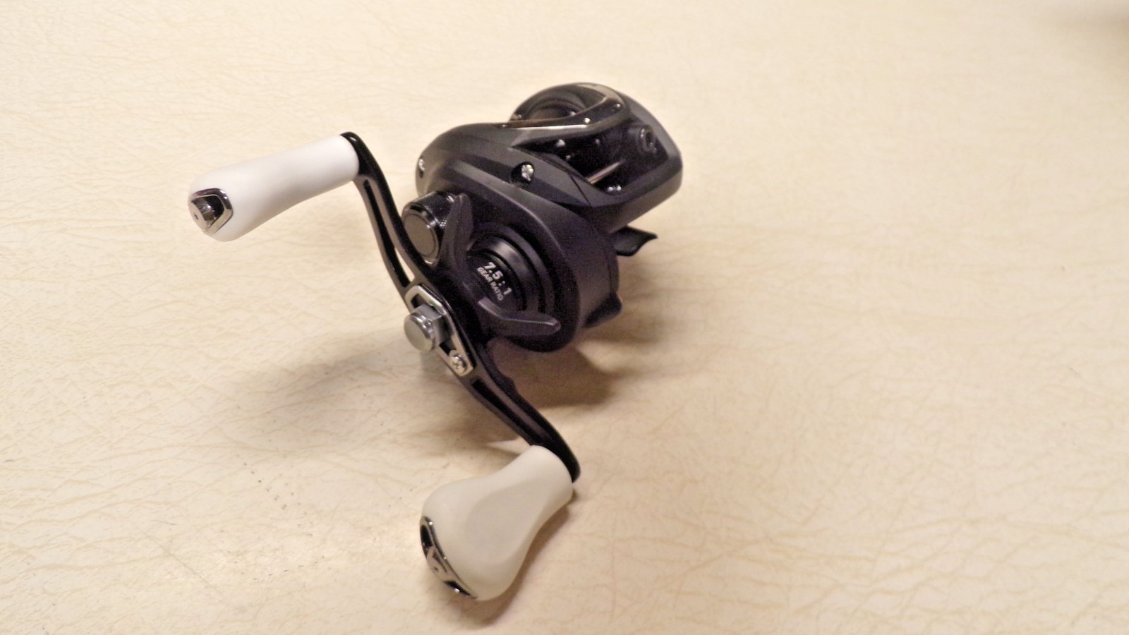 NEW – DAIWA CC-80 CASTING FISHING REEL – 7:5:1 GEAR RATIO – 5 BALL BEARINGS