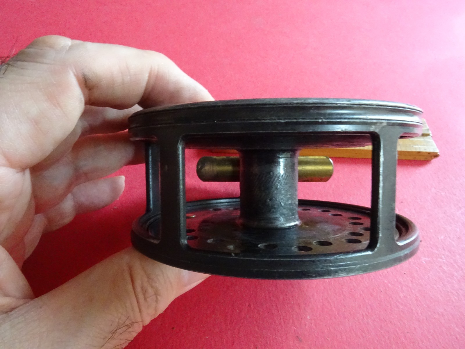 A NICE VINTAGE C FARLOW 4 3/8″ SALMON FLY REEL (J W YOUNG MADE)