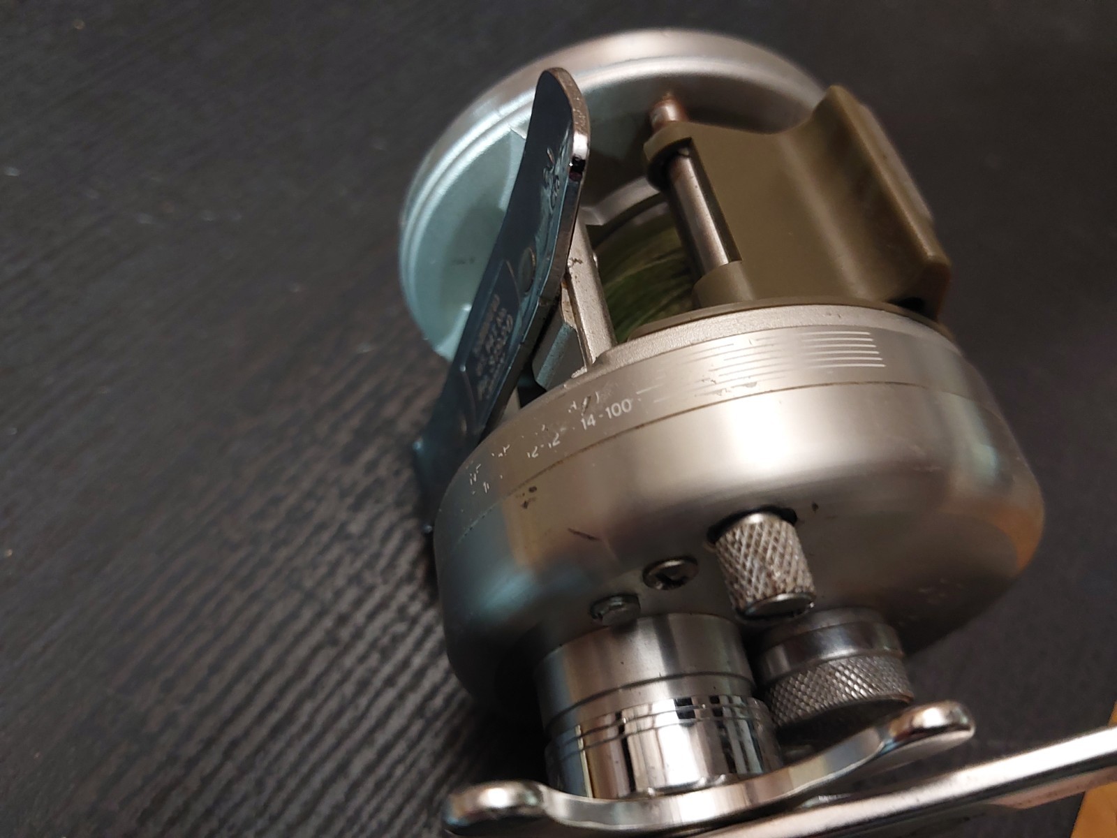 Shimano CALCUTTA 200 Bait Reel One Piece Aluminum Frame Authentic Condition