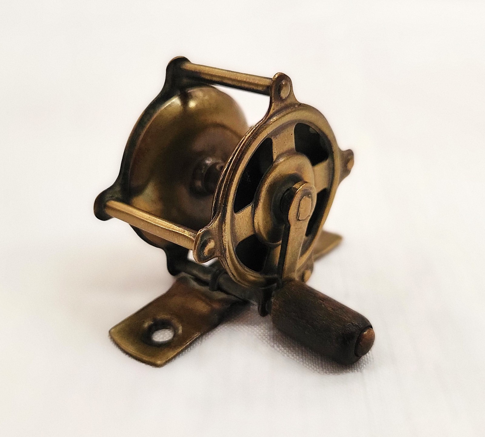 Rare Antique Hendryx Competitor Raised Pillar Brass Fly Fishing Reel