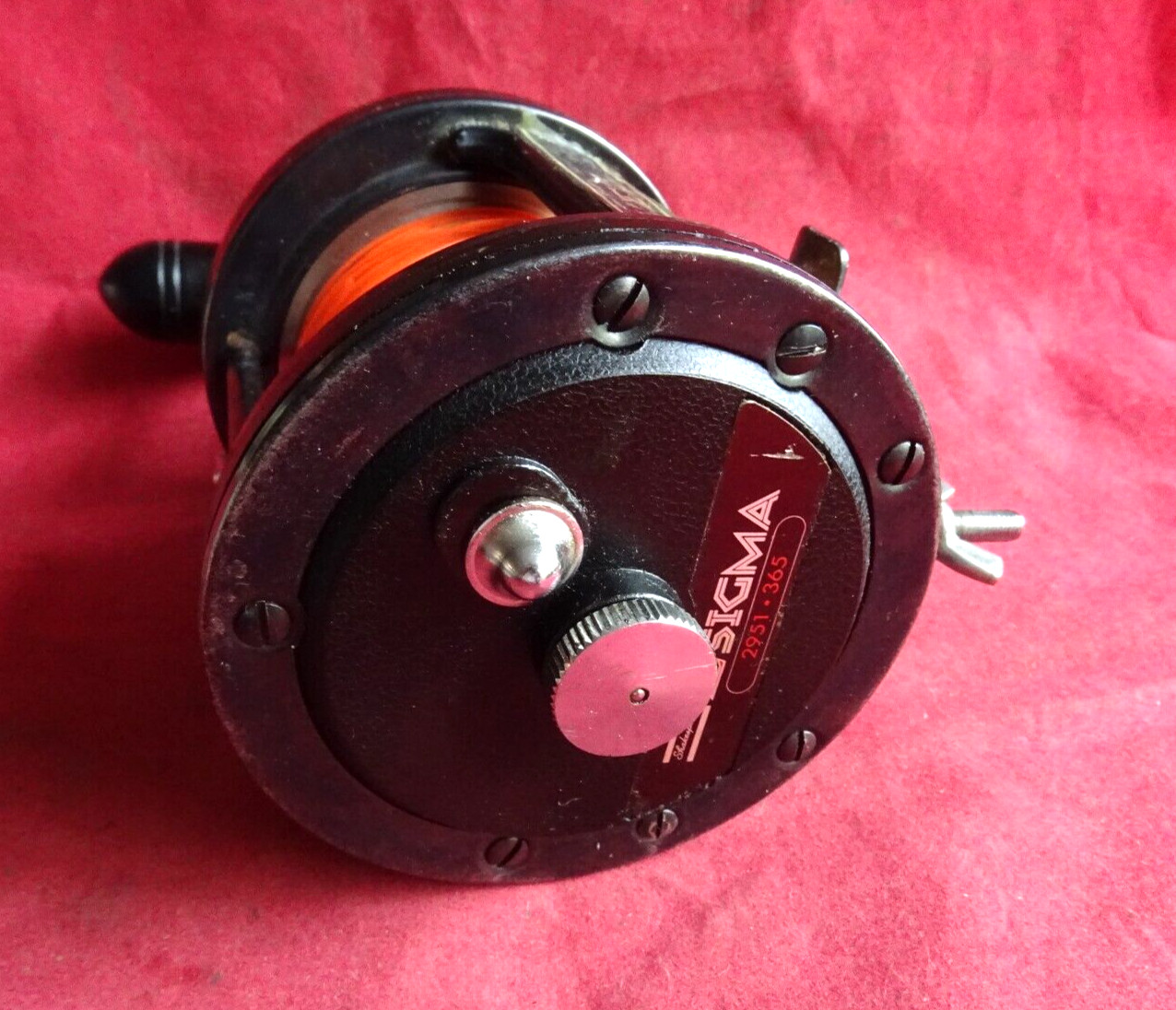 A GOOD VINTAGE USEABLE SHAKESPEARE SIGMA BOAT FISHING MULTIPLIER MODEL 2951-365