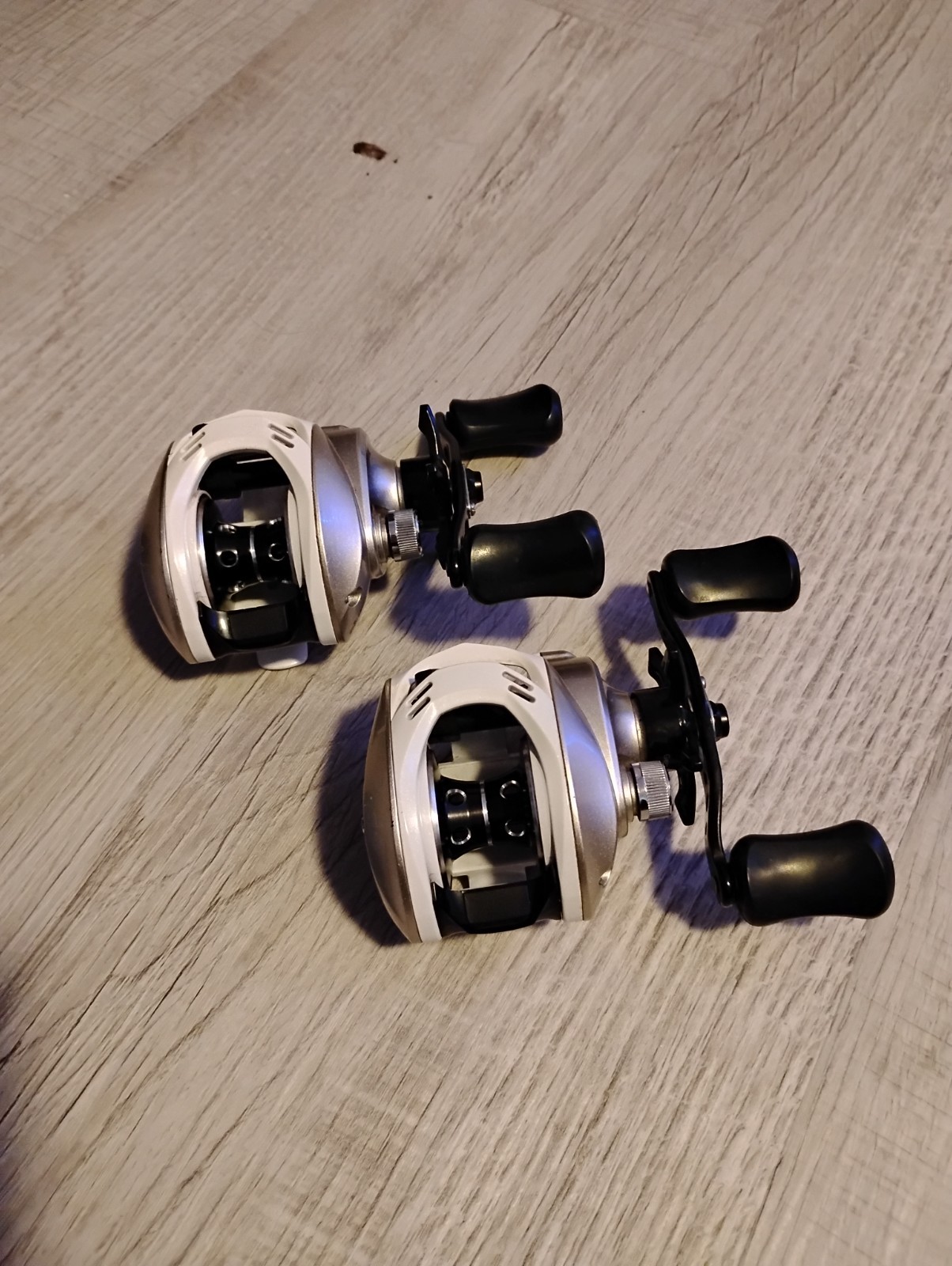 Okuma 7 bearings Stratus V baitcaster set of 2 ( in excellent condition)